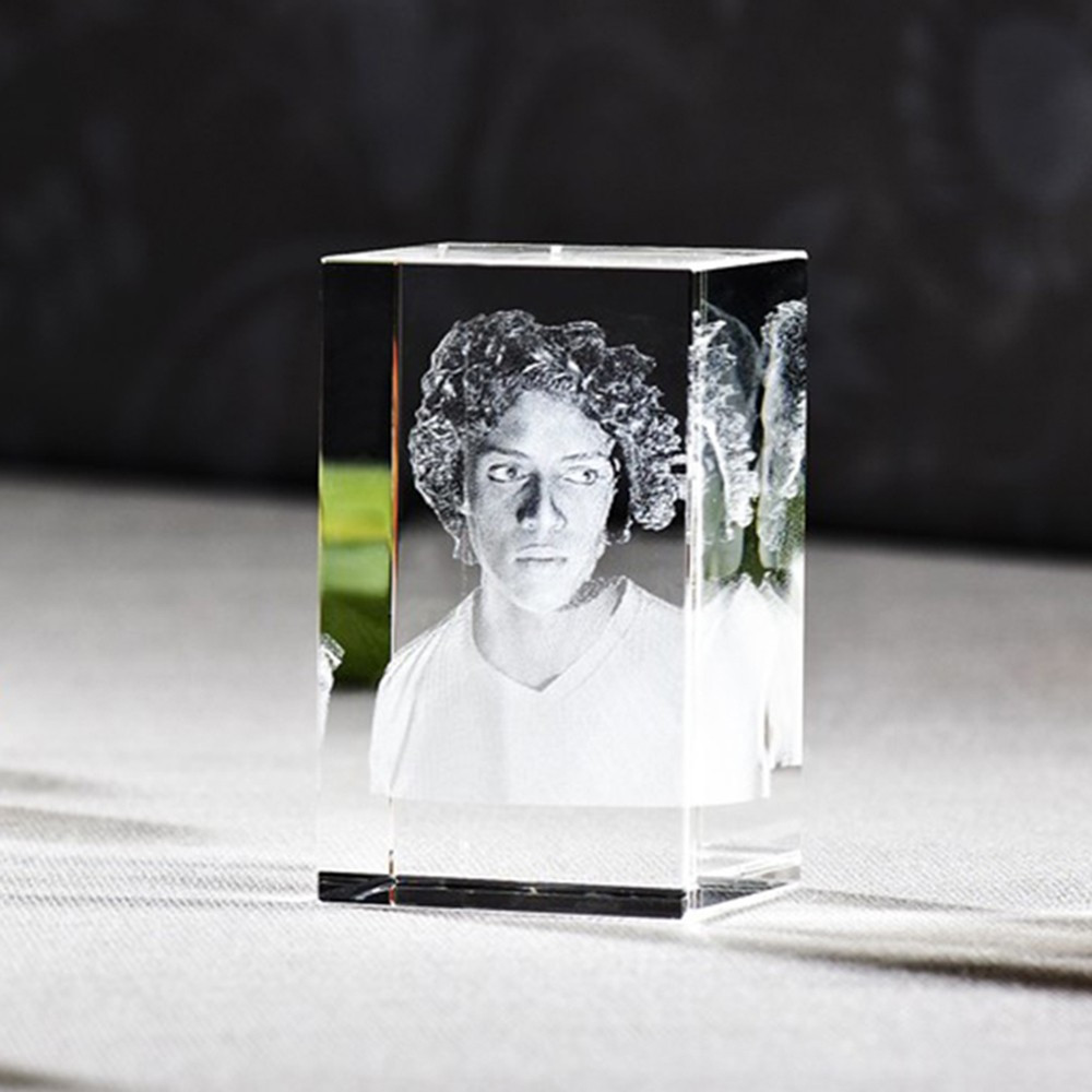 Gravure 3D d'un Cube en verre Viamant - Piko chez
